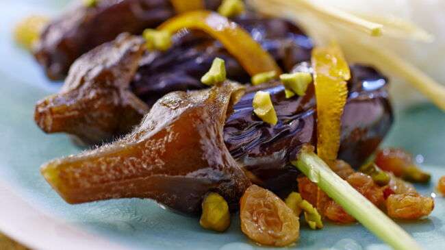 découvrez comment préparer de délicieuses aubergines confites, moelleuses et savoureuses, parfaites en accompagnement ou à déguster seules. recette facile et gourmande !