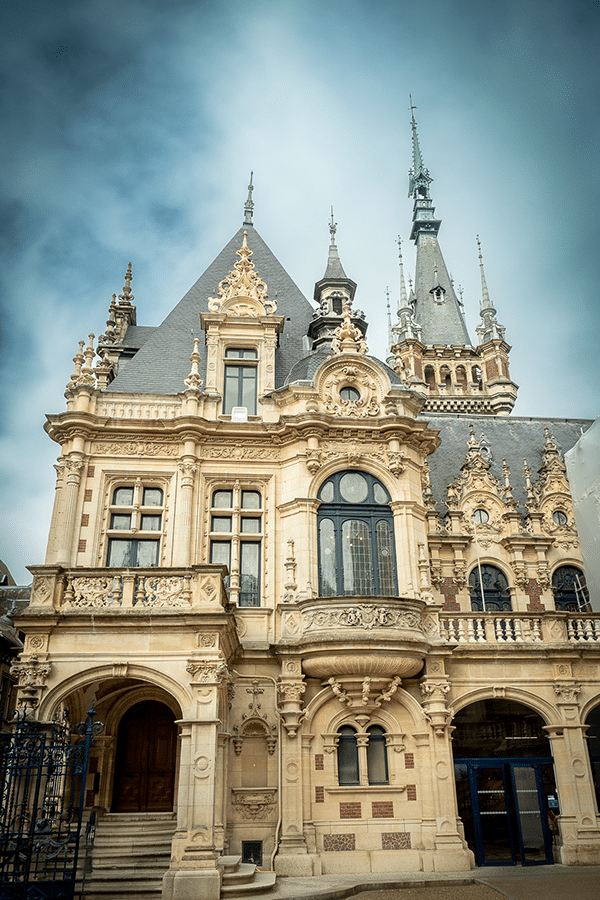 découvrez l'histoire fascinante de la bénédictine, une liqueur emblématique, et apprenez les secrets de sa dégustation pour une expérience sensorielle unique.