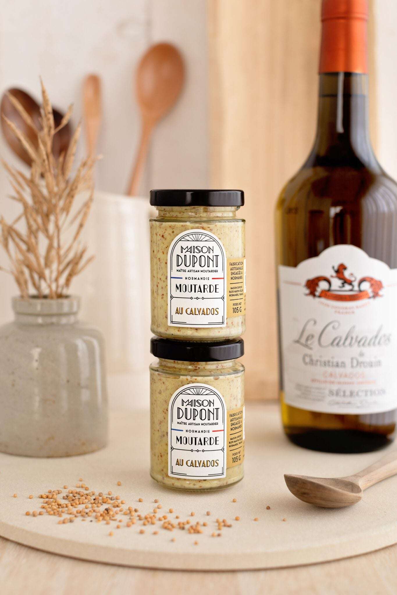 découvrez le calvados artisanal : un spiritueux d'exception issu de pommes sélectionnées et vieilli avec soin en fût de chêne. savourez l'authenticité et le savoir-faire normand dans chaque goutte.