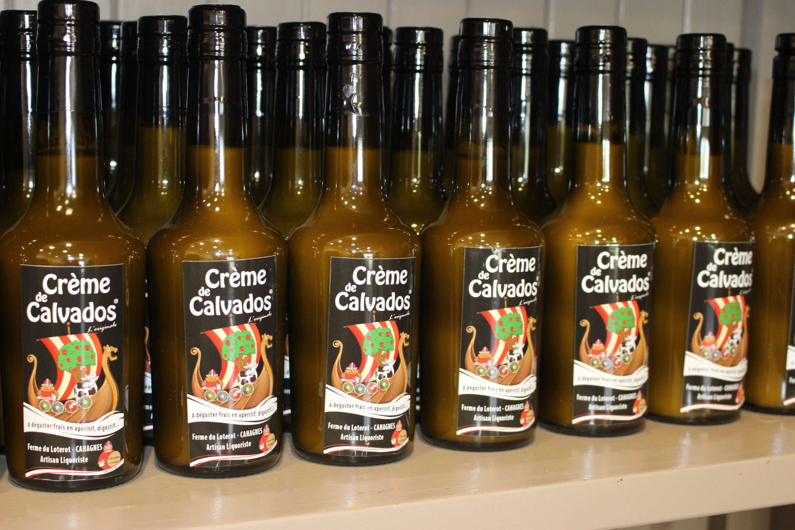 découvrez le calvados artisanal, une eau-de-vie traditionnelle de normandie, élaborée à partir de pommes sélectionnées avec soin. un savoir-faire authentique pour des saveurs uniques et raffinées.