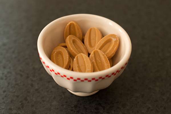 découvrez le chocolat blond, une gourmandise unique à la saveur douce et caramélisée. apprenez tout sur ses origines, ses recettes et ses utilisations en pâtisserie.