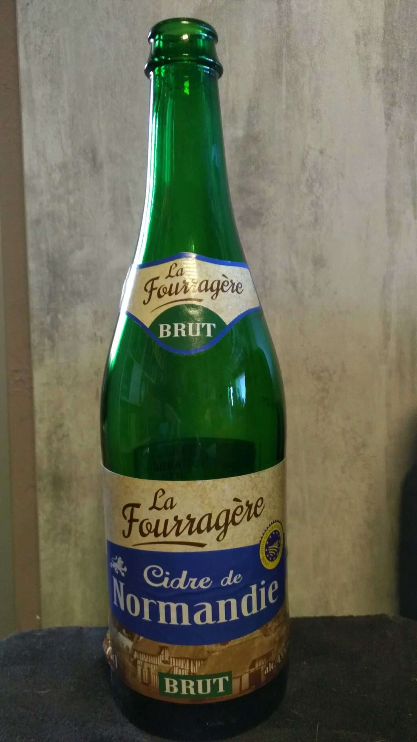 découvrez le cidre de normandie, une boisson artisanale fruitée et pétillante, emblématique de la région. dégustez l’authenticité et le savoir-faire normand à chaque gorgée !