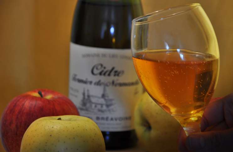 découvrez le cidre normand, une boisson traditionnelle de normandie élaborée à partir de pommes locales. appréciez son goût authentique et pétillant, parfait pour accompagner vos repas.