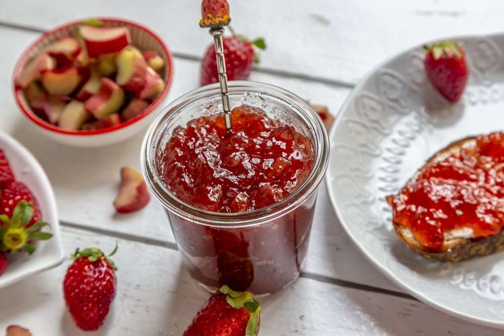 découvrez nos astuces pour réussir votre confiture de mûres et rhubarbe maison : conseils de préparation, équilibre des saveurs et idées pour sublimer ce duo fruité dans vos petits-déjeuners et desserts.