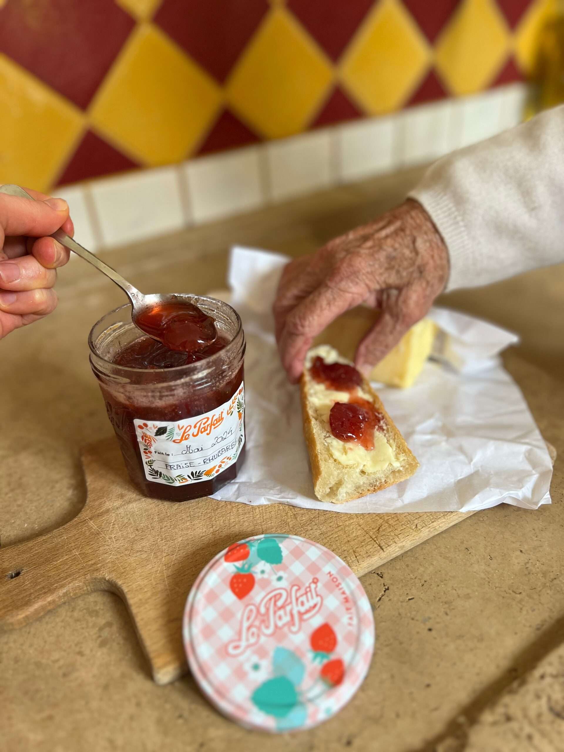 savourez notre confiture artisanale aux pruneaux et à la rhubarbe, une alliance unique de douceur et d’acidité. parfaite pour les petits-déjeuners ou les desserts gourmands !