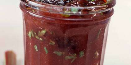découvrez notre confiture artisanale alliant la fraîcheur de la rhubarbe à la douceur des pruneaux. une recette gourmande, parfaite pour accompagner vos tartines et desserts.