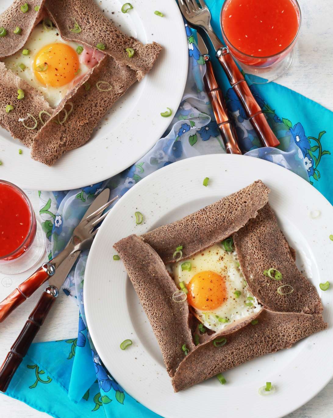 découvrez la galette bretonne, une spécialité traditionnelle à base de farine de sarrasin, garnie selon vos envies. savourez ce délice typique de bretagne, parfait pour un repas authentique et gourmand.