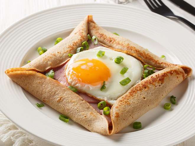 découvrez la galette bretonne, une spécialité traditionnelle de bretagne à base de sarrasin, idéale pour un repas savoureux et authentique. recette, astuces et idées de garnitures pour régaler toute la famille.