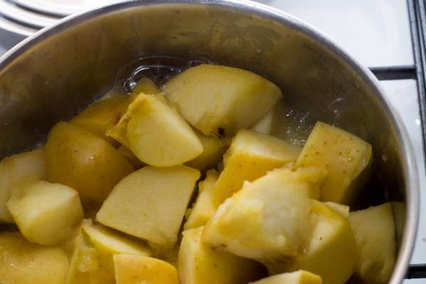 découvrez comment préparer une délicieuse gelée de pomme maison, facile à réaliser avec des ingrédients simples. parfaite pour accompagner vos petits-déjeuners et desserts gourmands !