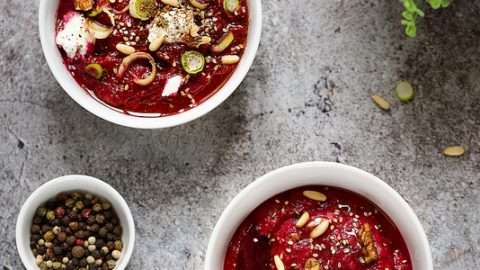 découvrez une délicieuse recette de houmous à la betterave et fromage de chèvre, idéale pour l'apéritif ou en tartinade. facile à préparer, colorée et pleine de saveurs !