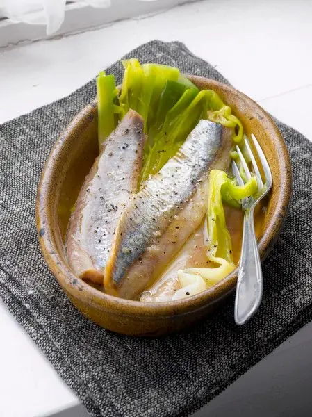 découvrez comment mariner des harengs facilement avec nos conseils et recettes. profitez d’un hors-d’œuvre savoureux et traditionnel à préparer chez vous !
