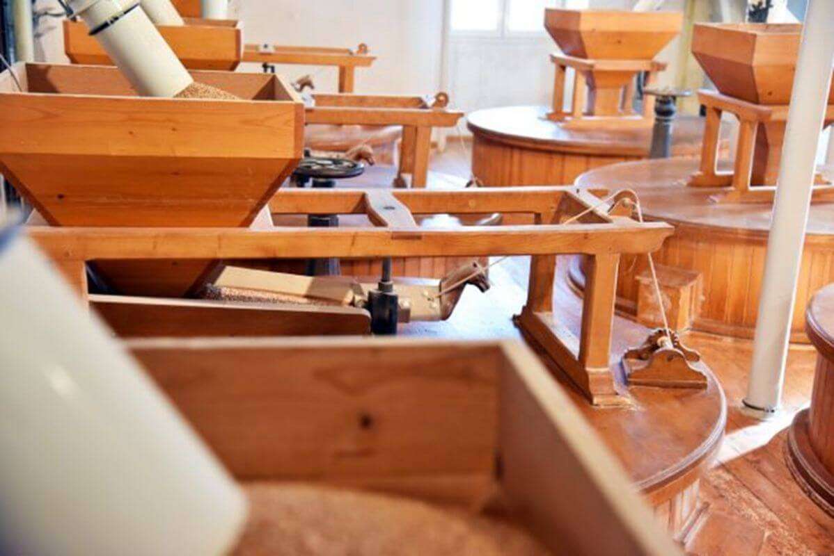 découvrez la meule en pierre à ifs, idéale pour moudre des céréales et produire des farines artisanales de qualité. parfaite pour les boulangers et passionnés de cuisine.