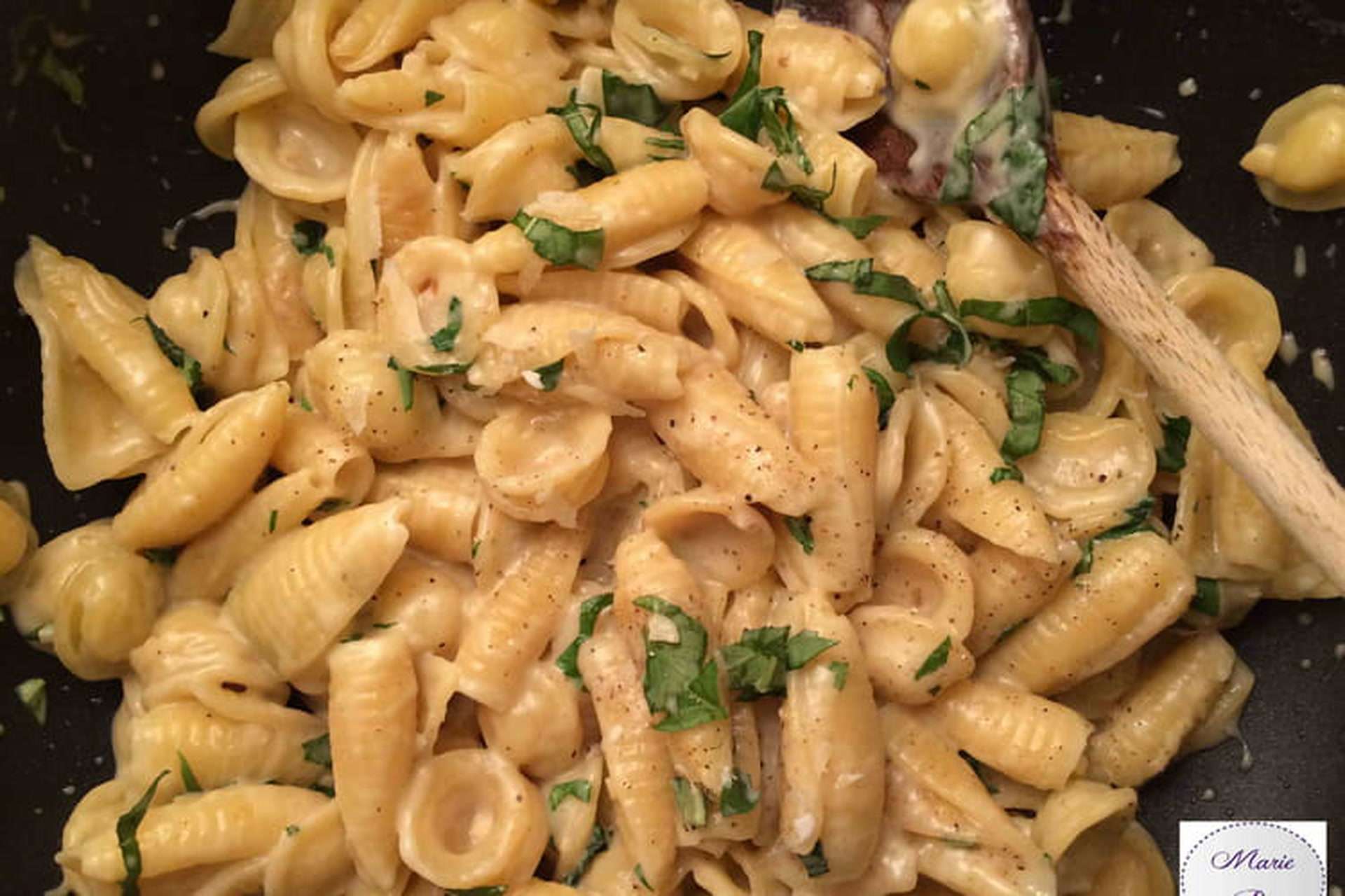 découvrez notre recette facile de pâtes à l'ail et au persil : un plat savoureux, rapide et parfumé, parfait pour un repas convivial en semaine. préparation simple en quelques minutes !