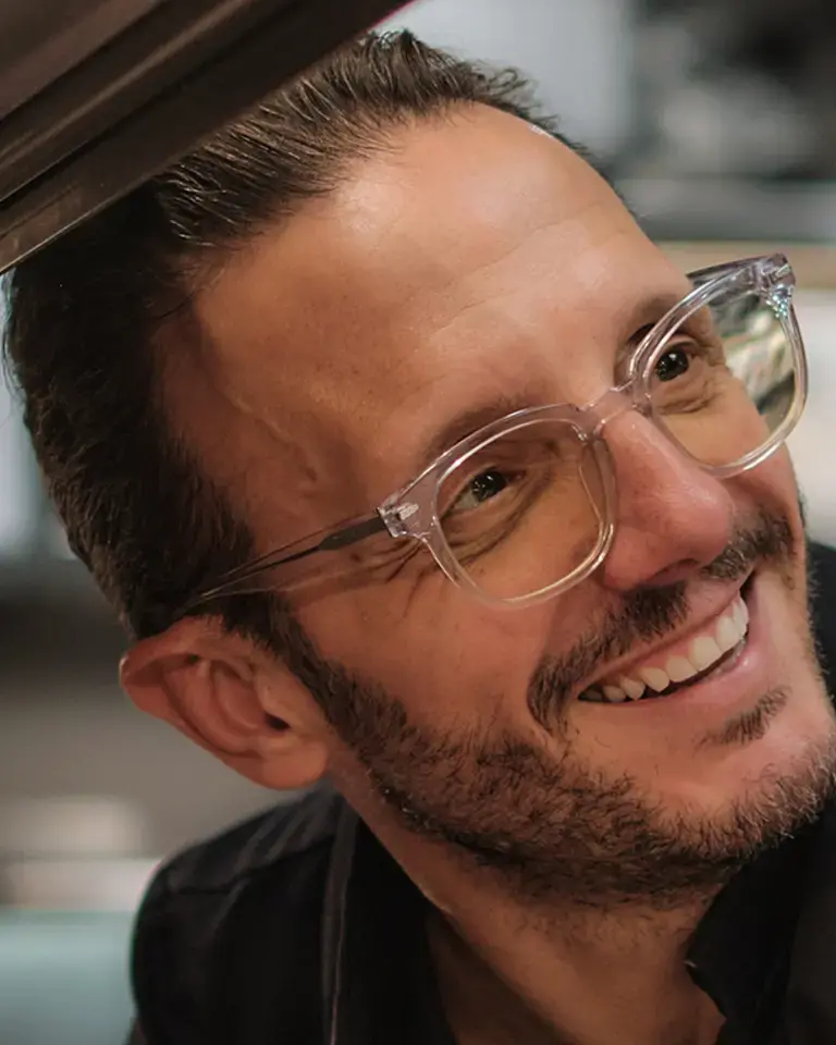 découvrez un portrait original de simone de comptoir, une figure imaginaire pleine d’esprit et d’humour, qui partage anecdotes et confidences au fil de ses rencontres dans l’ambiance conviviale d’un café français.