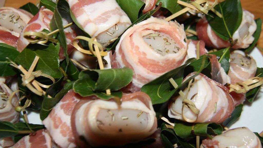 découvrez notre recette gourmande de saint-jacques aux lardons : une alliance parfaite entre la douceur des noix de saint-jacques et le croquant fumé des lardons, pour un plat raffiné et savoureux, idéal pour vos repas festifs.