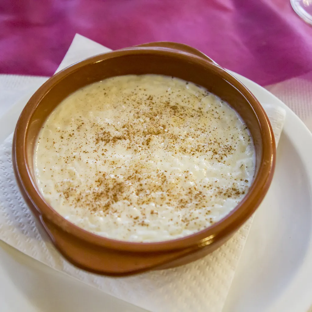 découvrez la véritable recette de la teurgoule, ce délicieux dessert normand au riz et à la cannelle, et tous les secrets pour la réussir à la maison. astuces, histoire et conseils inclus !