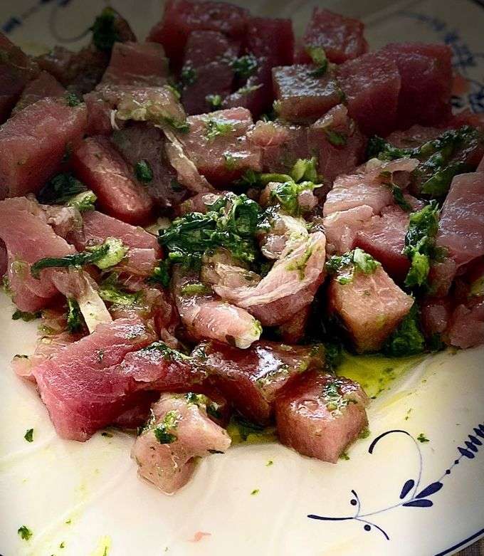 découvrez notre délicieuse recette de thon au pesto : un plat savoureux et facile à préparer, idéal pour un repas sain et rapide. profitez de l’alliance parfaite entre le thon frais et la sauce pesto maison !