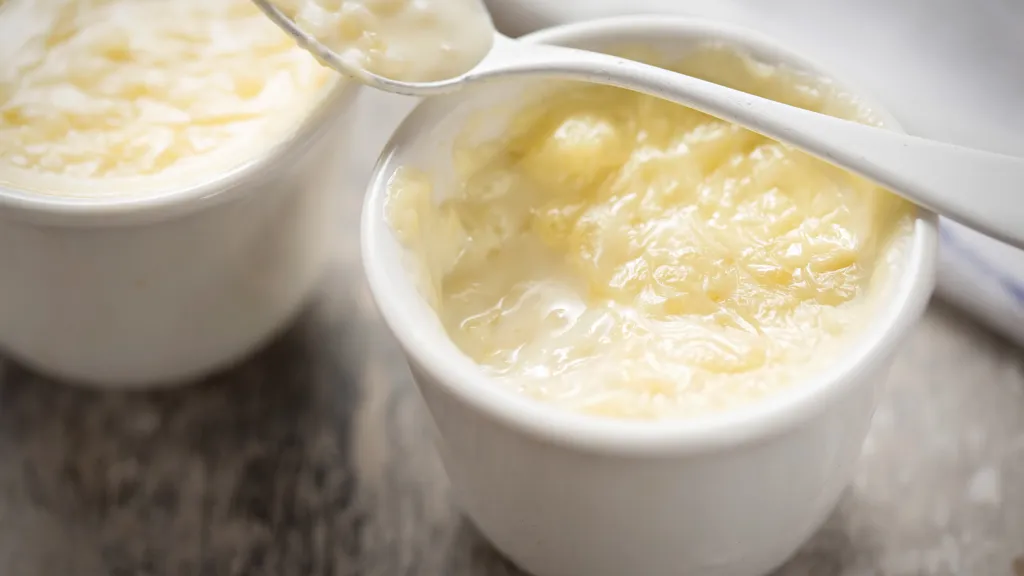 découvrez la véritable recette de la tourgoule, le célèbre riz au lait normand, ainsi que toutes les astuces pour réussir ce dessert traditionnel onctueux et parfumé à la cannelle.