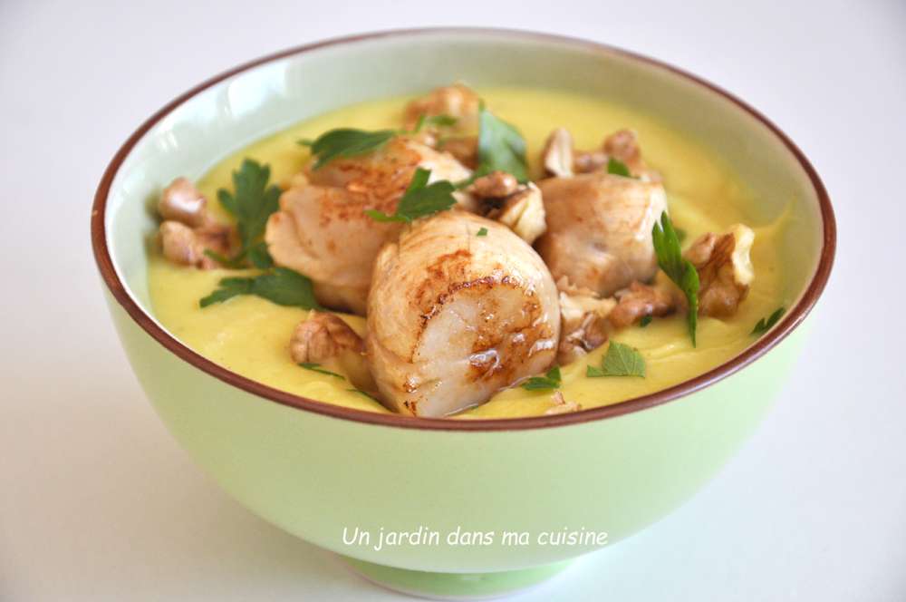savourez un velouté de saint-jacques festif, une entrée raffinée idéale pour sublimer vos repas de fête avec une touche gourmande et délicate.