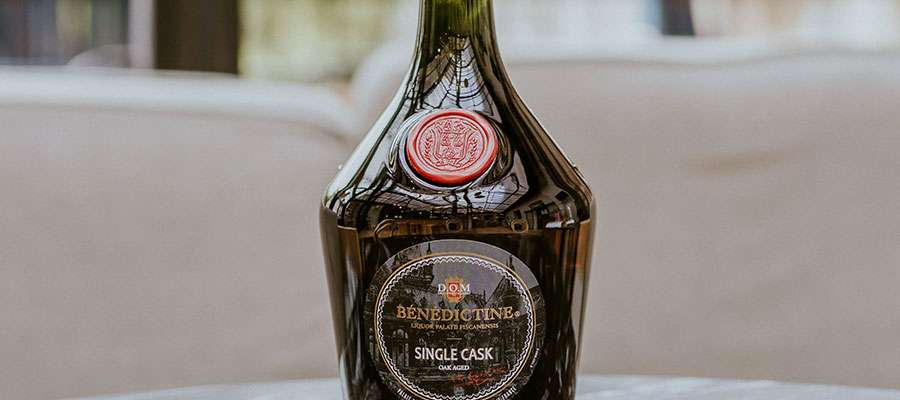 découvrez l'histoire fascinante de la bénédictine et ses secrets de fabrication uniques, une liqueur française aux saveurs riches et mystérieuses.