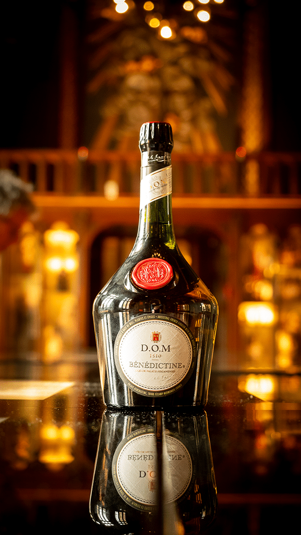 découvrez l'histoire fascinante de la bénédictine et les secrets de sa fabrication artisanale, un élixir unique mêlant tradition et savoir-faire.