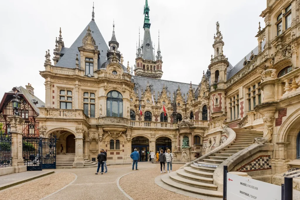 découvrez l'histoire fascinante de la bénédictine et ses secrets de fabrication ancestraux, un élixir mystique alliant tradition et savoir-faire.