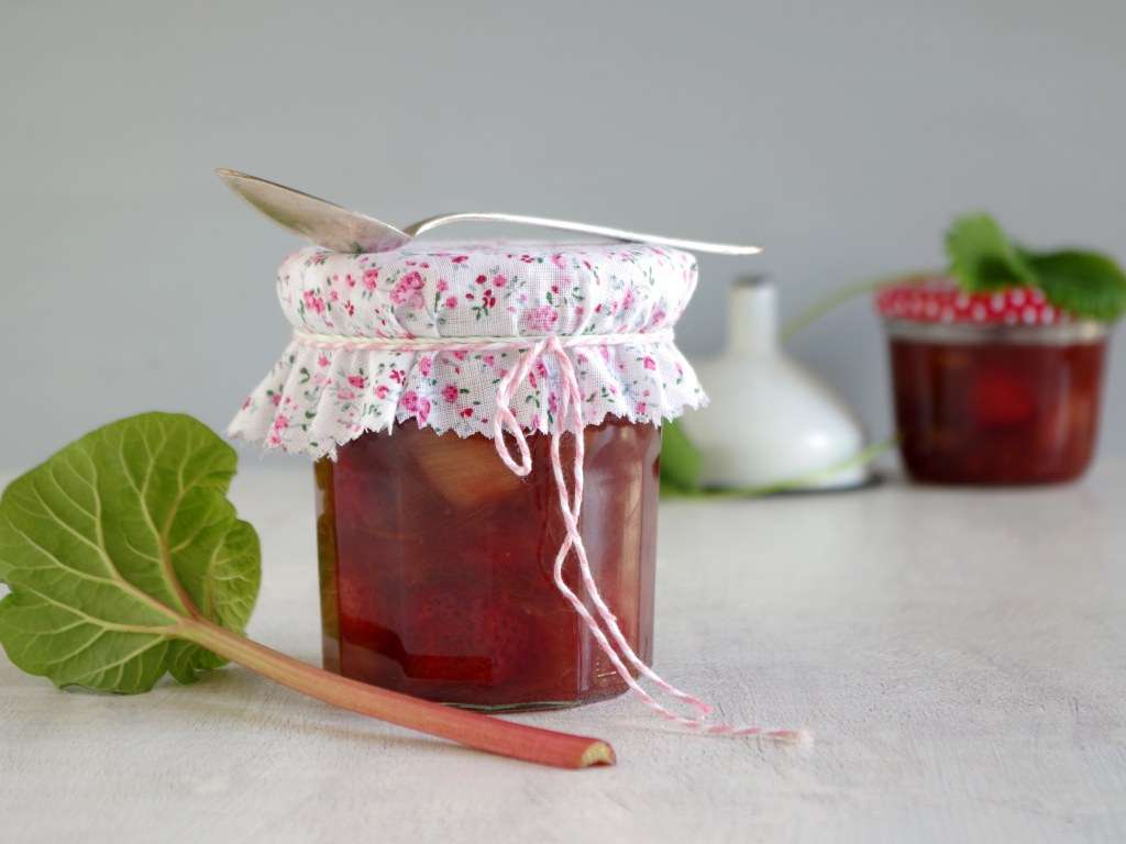 découvrez notre recette maison de confiture aux pêches et rhubarbe, un délicieux mélange sucré et acidulé parfait pour vos tartines et desserts.