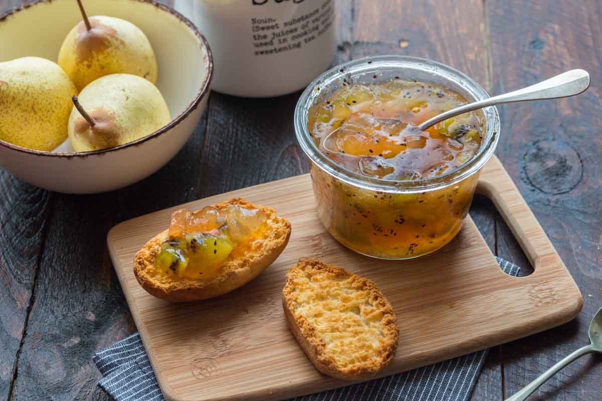 découvrez notre délicieuse confiture de poire et kiwi, une recette originale qui marie douceur et fraîcheur pour égayer vos petits-déjeuners et goûters. à savourer sur du pain ou des crêpes !