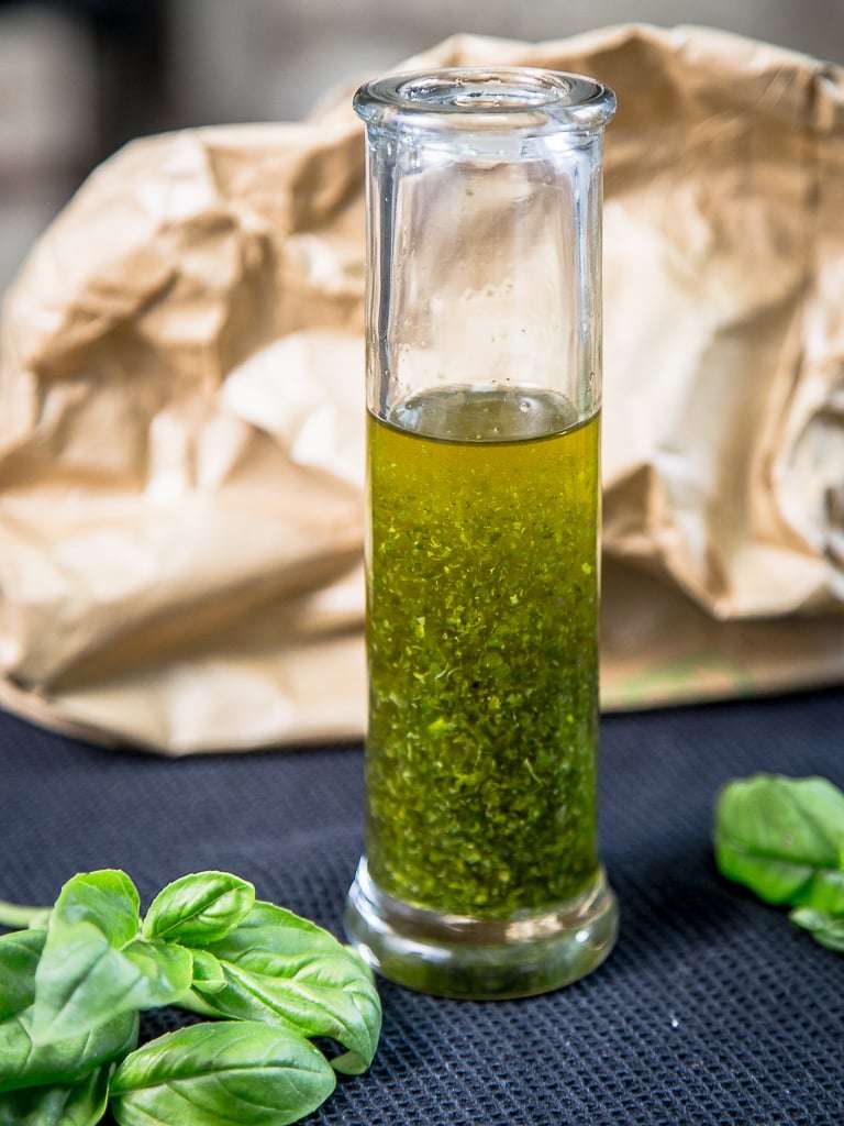 découvrez notre huile d'olive basilic, une alliance parfaite de saveurs méditerranéennes pour sublimer vos salades, pâtes et grillades. idéale pour donner une touche fraîche et parfumée à tous vos plats.