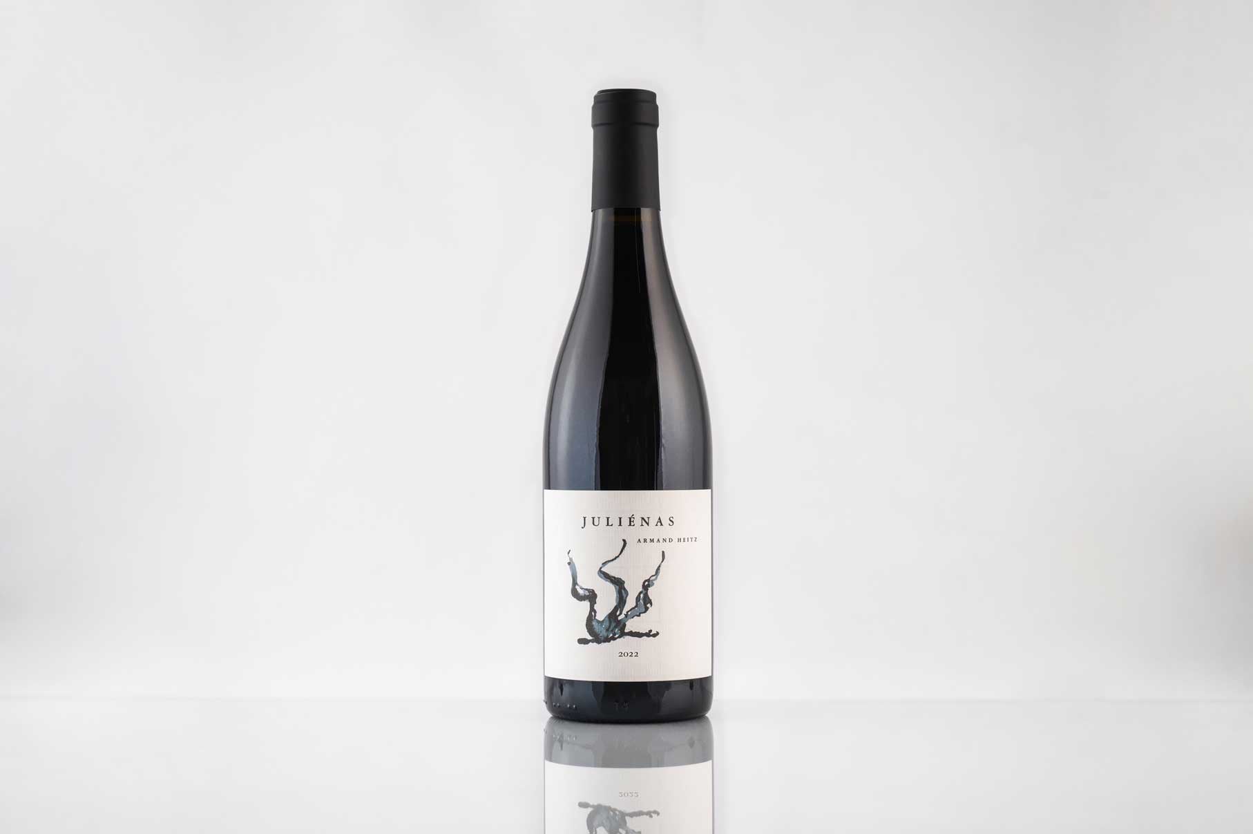 découvrez le juliénas, un vin d'appellation beaujolais réputé pour ses arômes fruités et sa finesse. idéal pour accompagner vos repas et partager un moment convivial.