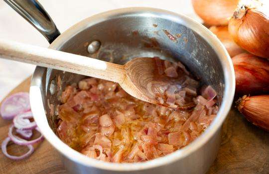 découvrez comment réussir facilement votre vinaigre à l’échalote maison avec nos astuces simples pour un condiment savoureux et fait maison.