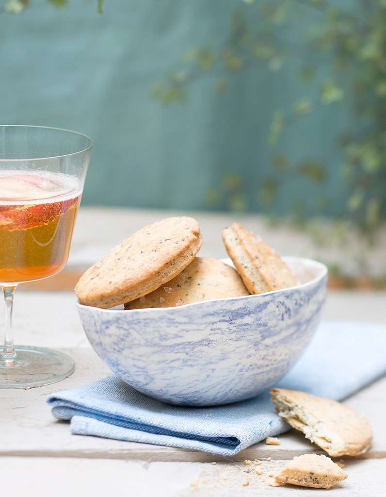 découvrez notre recette simple et authentique des sablés bretons, accompagnée d'astuces pour des biscuits parfaitement croustillants et savoureux.