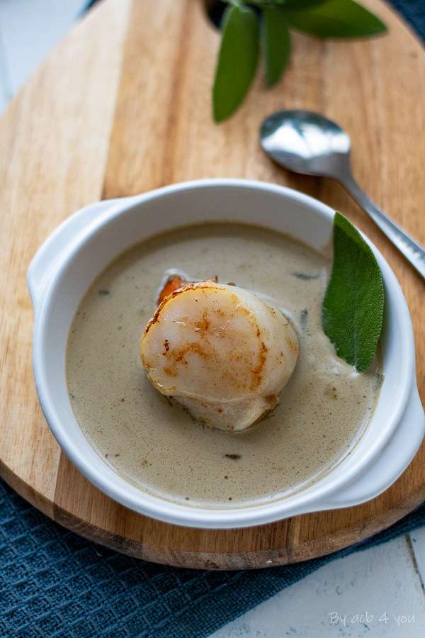 découvrez notre délicieuse recette de saint-jacques au cidre normand, un plat raffiné alliant le goût délicat des coquilles saint-jacques à la douceur fruitée du cidre pour une expérience gourmande typiquement normande.