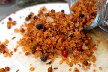 découvrez les ingrédients traditionnels du sel fou, un mélange aromatique qui sublime vos plats avec ses herbes et épices savoureuses. recette facile à réaliser pour relever toutes vos recettes.