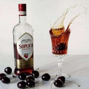 découvrez soplica cerise, une liqueur polonaise authentique à la saveur fruitée et sucrée de cerise. idéale pour l’apéritif ou en cocktails, elle promet une expérience gourmande et raffinée.