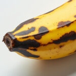 découvrez pourquoi la peau de la banane devient noire, les causes de ce phénomène et si elle est comestible. guide complet pour bien comprendre ce fruit.
