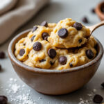découvrez une recette de cookie dough facile et rapide, sans cuisson, pour savourer une délicieuse pâte à cookie à croquer à la cuillère.